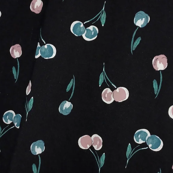 🍒NWT Torrid cherry capri  leggings - Picture 5 of 7